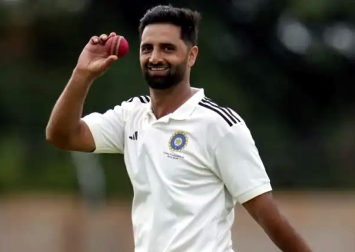 Auqib Nabi bowling during the Ranji Trophy match