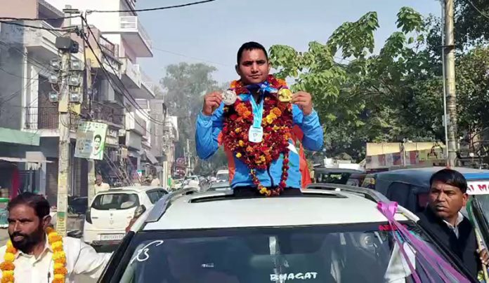 Ravinder Singh celebrating with his gold medal at ISSF World Championships
