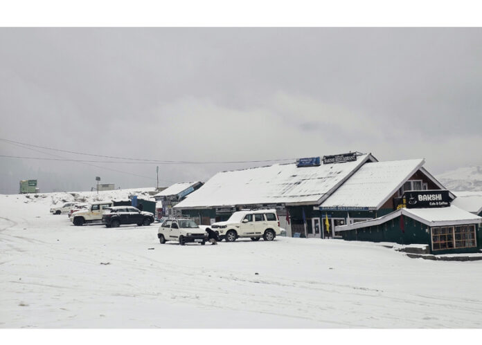 Chille-i-Kalan Begins with Rain and Snow, Flights Cancelled, Key Mountain Roads Closed