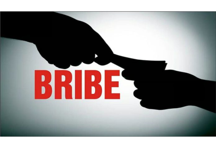 Inch-PP-GMC-driver-held-by-ACB-taking-bribe-696x477