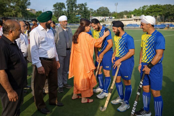 Warm greetings on the hockey field