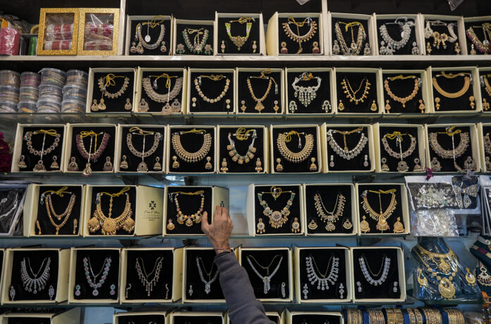Gold Futures Drops To Rs 1.51 Lakh/10g As Strong Dollar, Oil Surge Weigh On Bullion